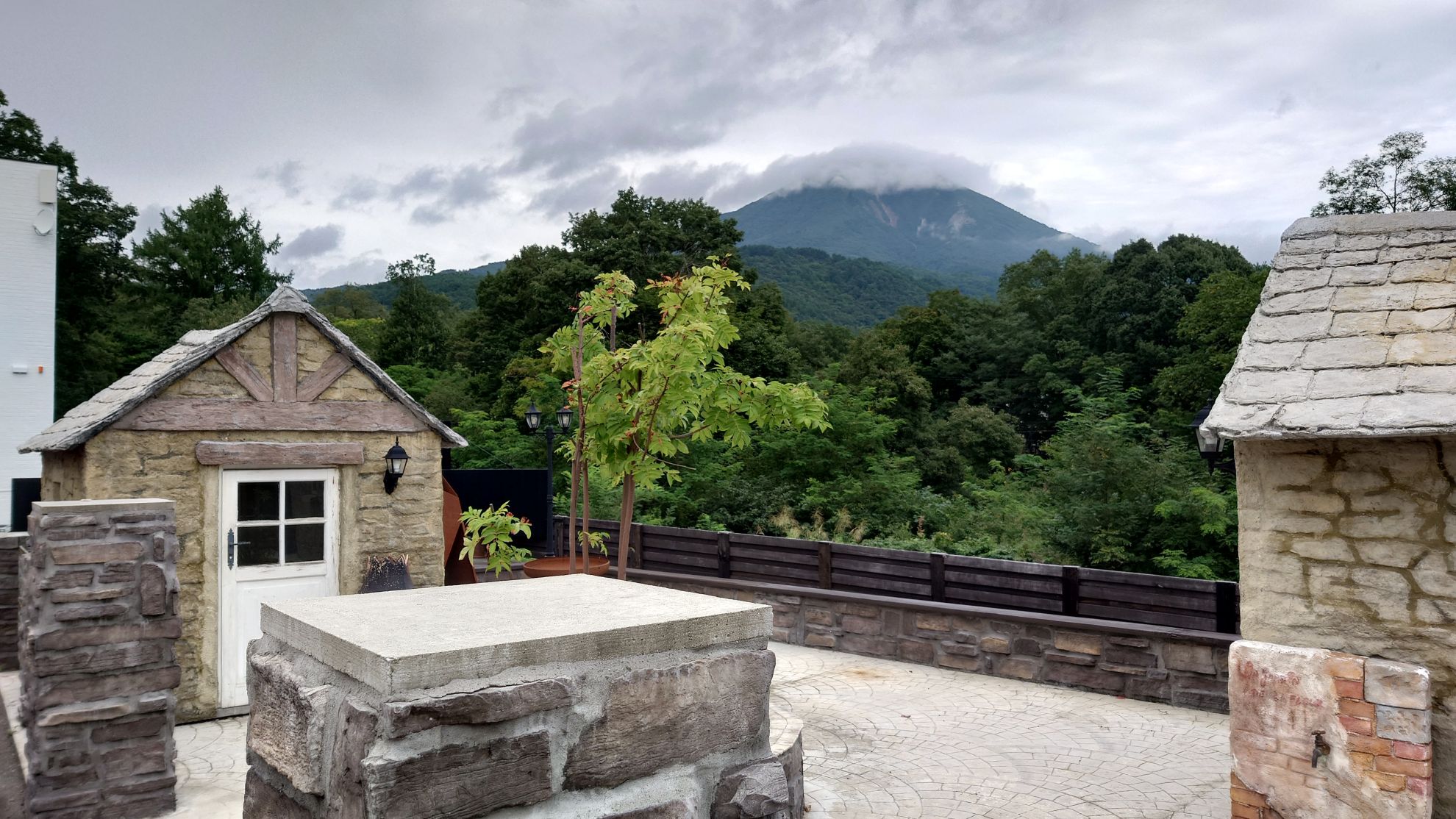 七ッ森ペンションと車庫